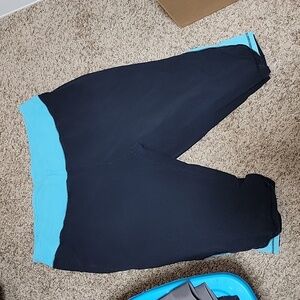 22/24 work out Capri leggings. Blue abs black.